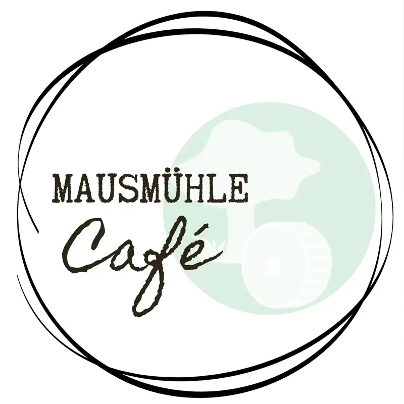 Logo des Café Mausmühle Logo des Café Mausmühle mit stilisierter Mühle im Hintergrund und handschriftlichem Schriftzug im Kreisdesign.