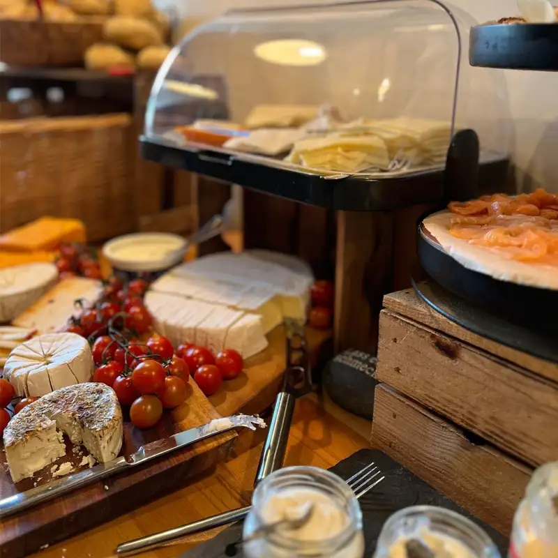 Frühstücksbuffet in der Pension Mausmühle Reichhaltiges Frühstücksbuffet in der Pension Mausmühle mit Käseauswahl, Lachs, Cherrytomaten und frischem Brot.