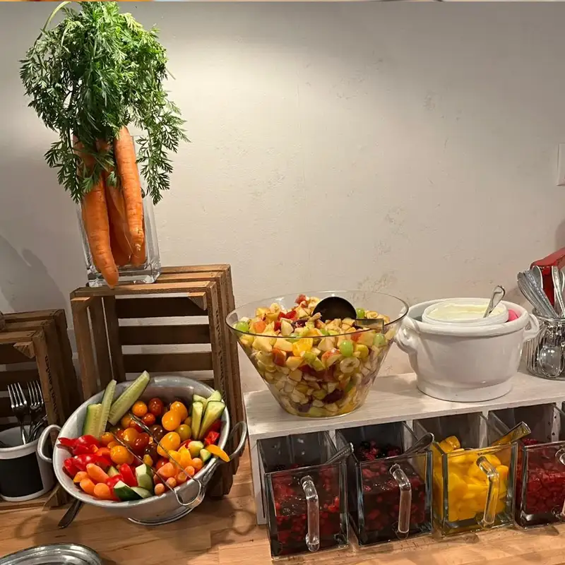 Frische Obst- und Gemüsebar beim Frühstück in der Pension Mausmühle Frisches Frühstücksbuffet in der Pension Mausmühle mit Obstsalat, Gemüseauswahl, Joghurt und Toppings.